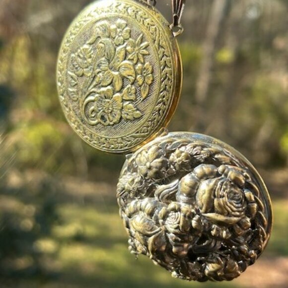 REPOUSSE Victorian Gold Tone Large Round Large Locket NECKLACE - Picture 4 of 10